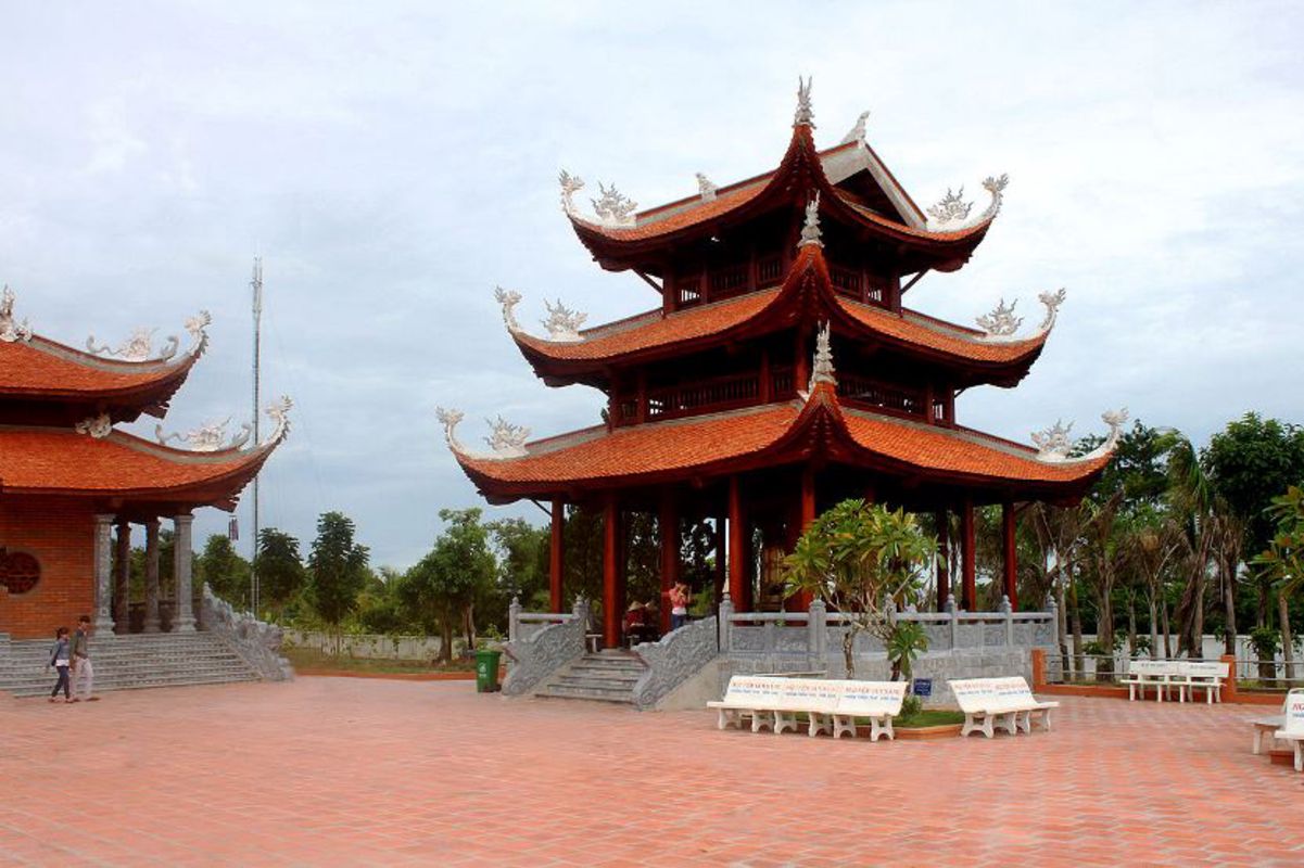 Capture the spiritual grandeur of Trúc Lâm Phương Nam Monastery’s serene beauty