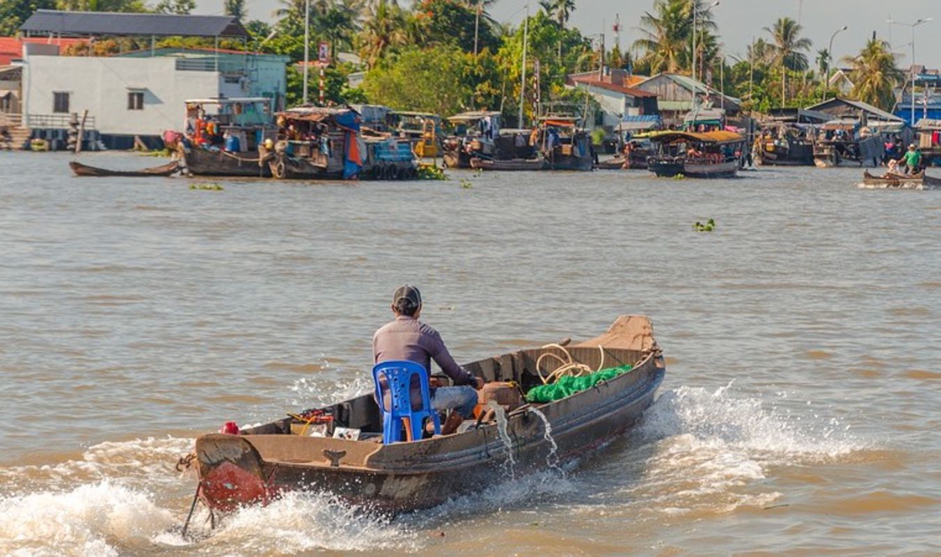 Photograph the lively allure of Vinh Long’s waterways