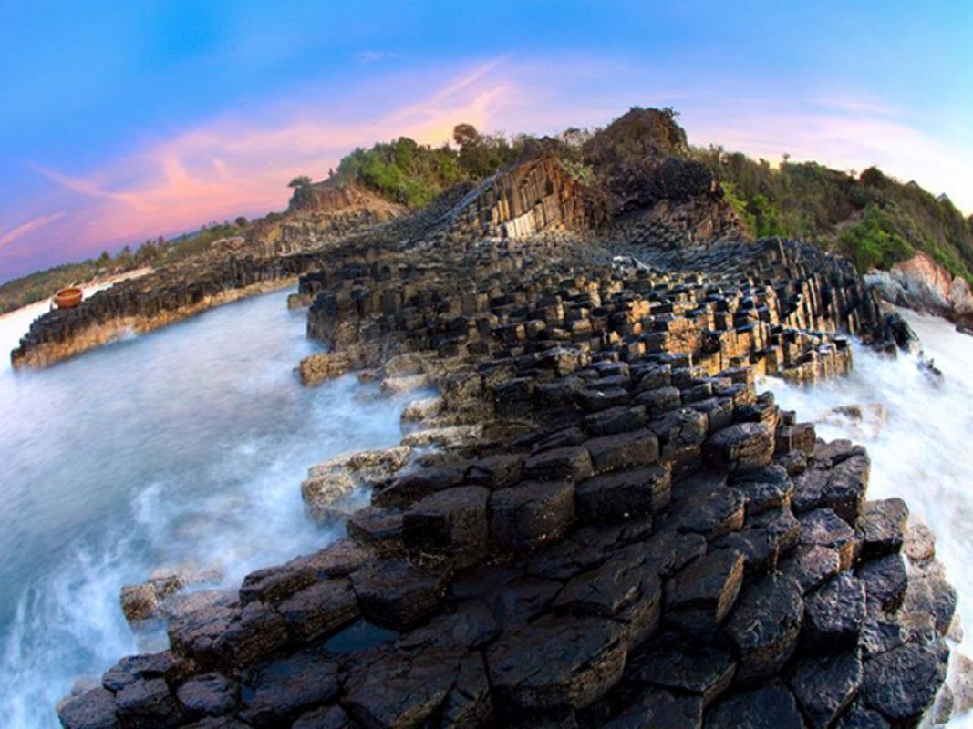 Capture the geological marvel of Phu Yen’s coastal gem