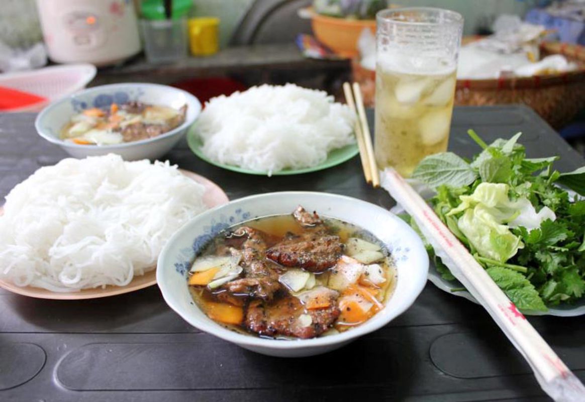 Photograph the fresh allure of Hanoi’s street food scene