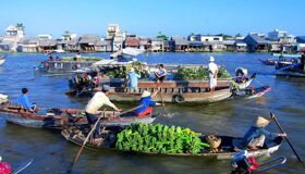 Capture the vibrant beauty of Vinh Long’s waterway gem