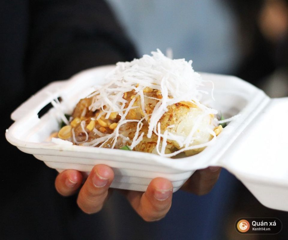 Banana mixed with sliced coconut meat "Chuối quết dừa"