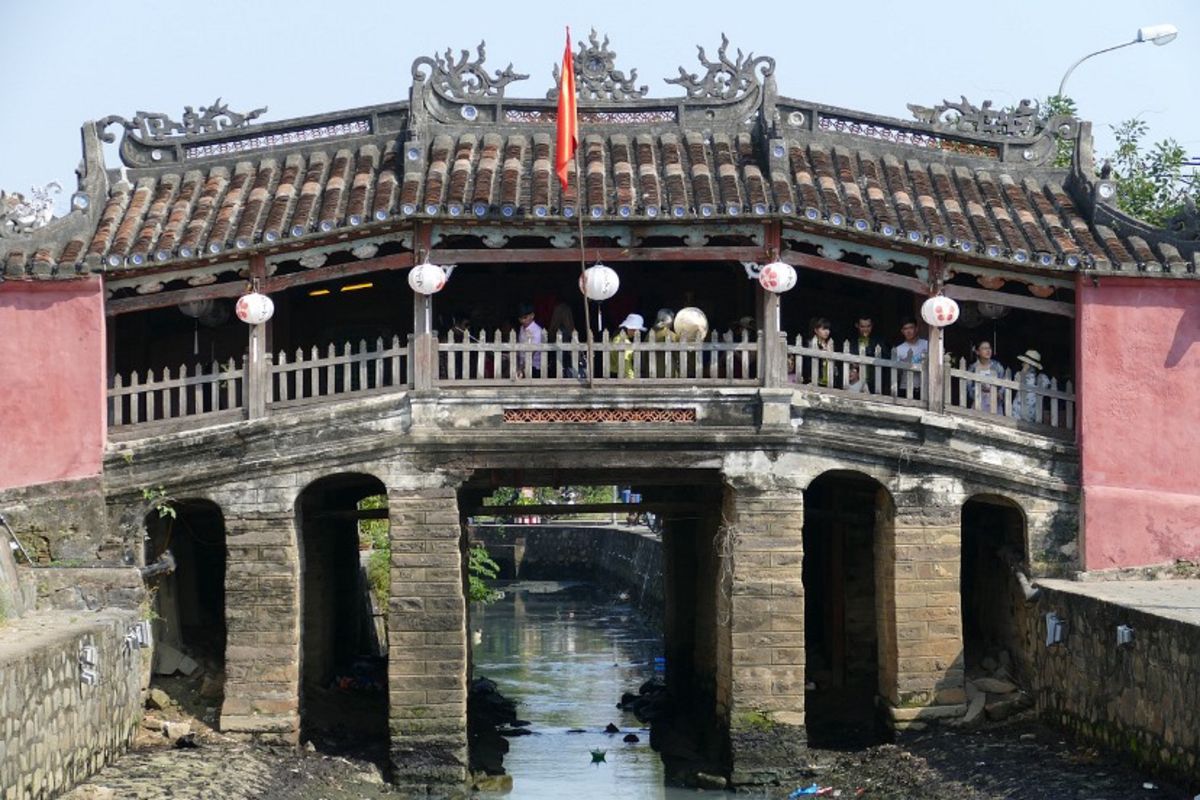 Visit the spiritual heart of the Pagoda Bridge