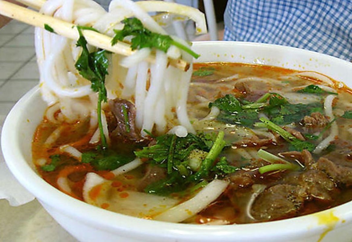 Experience Hanoi Tours with sustainable dining