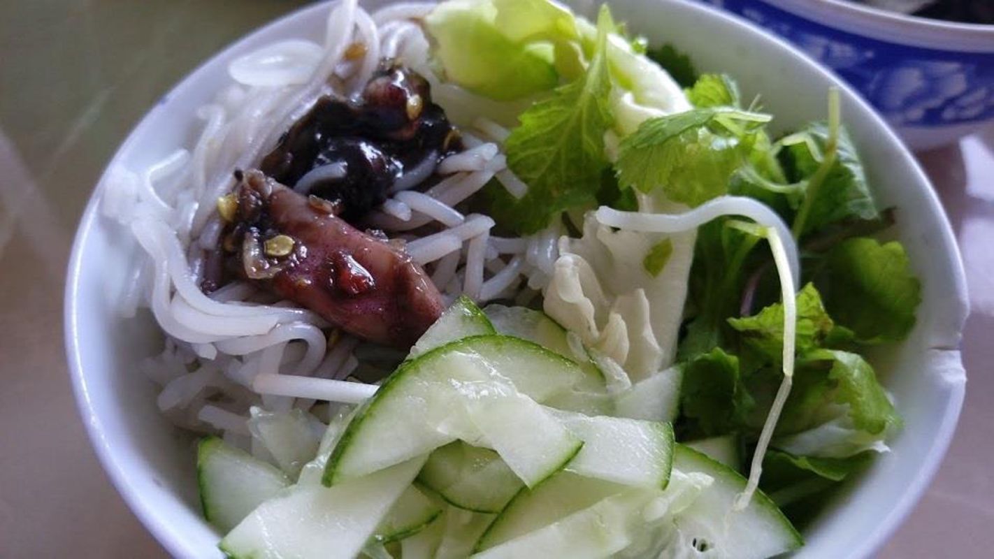 Experience Phu Yen Tours with sustainable dining