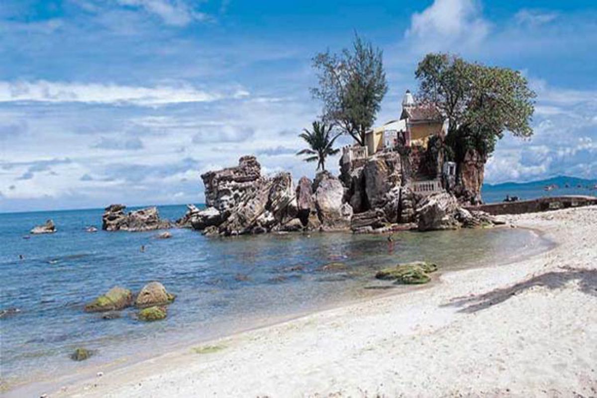Dinh Cau Rock (Temple)
