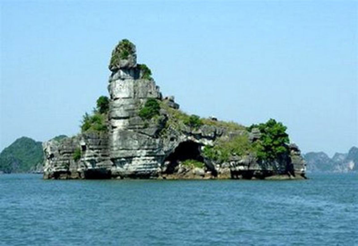 Capture the geological marvel of Quang Ninh’s coastal gem