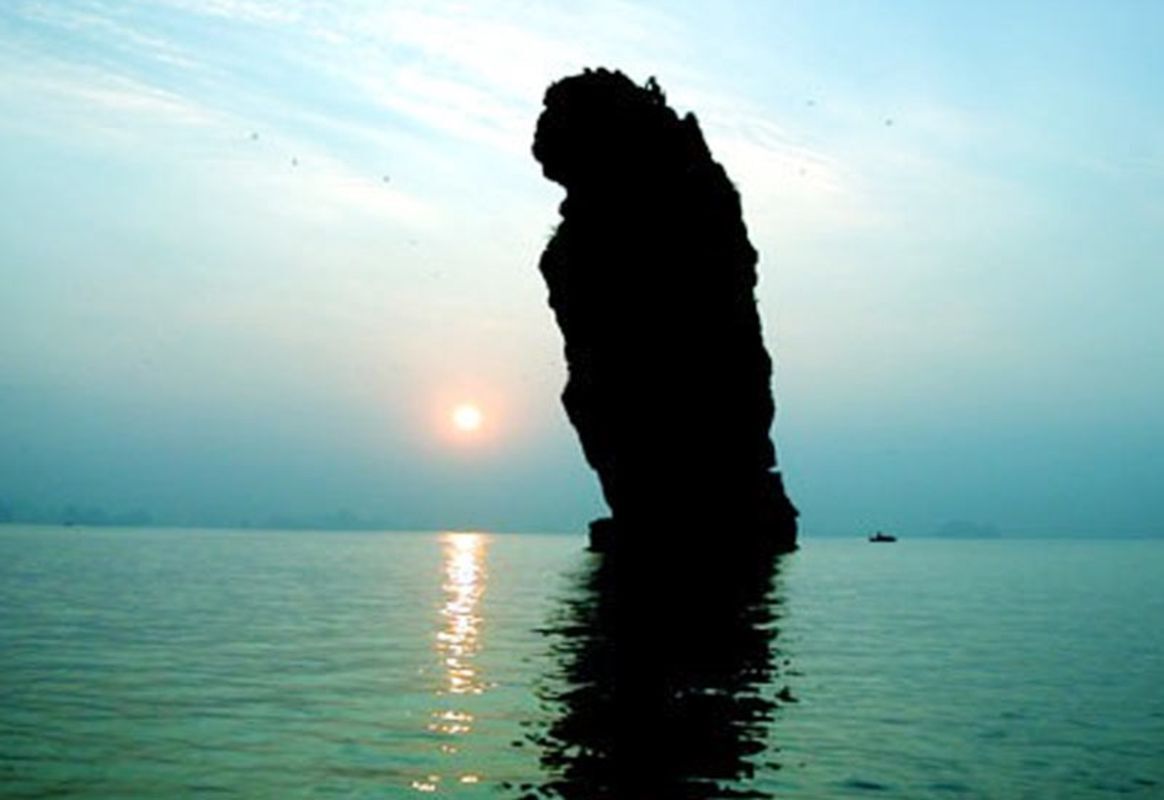 Capture the magical beauty of Bai Tu Long’s geological gem