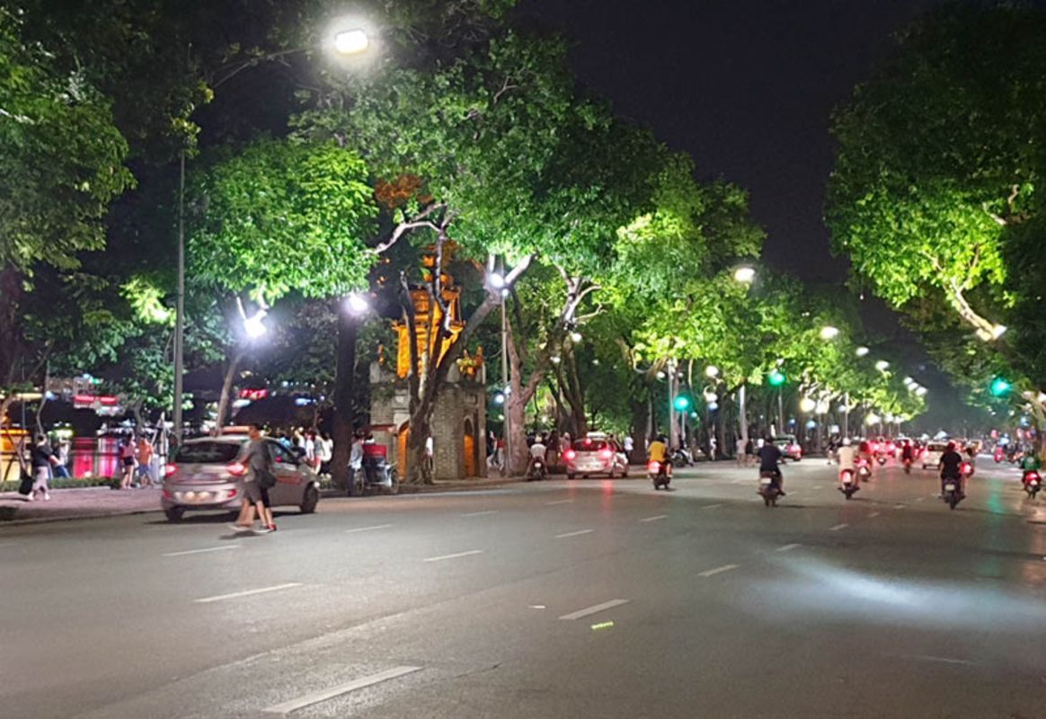 Photograph the lively allure of Hanoi’s nightlife