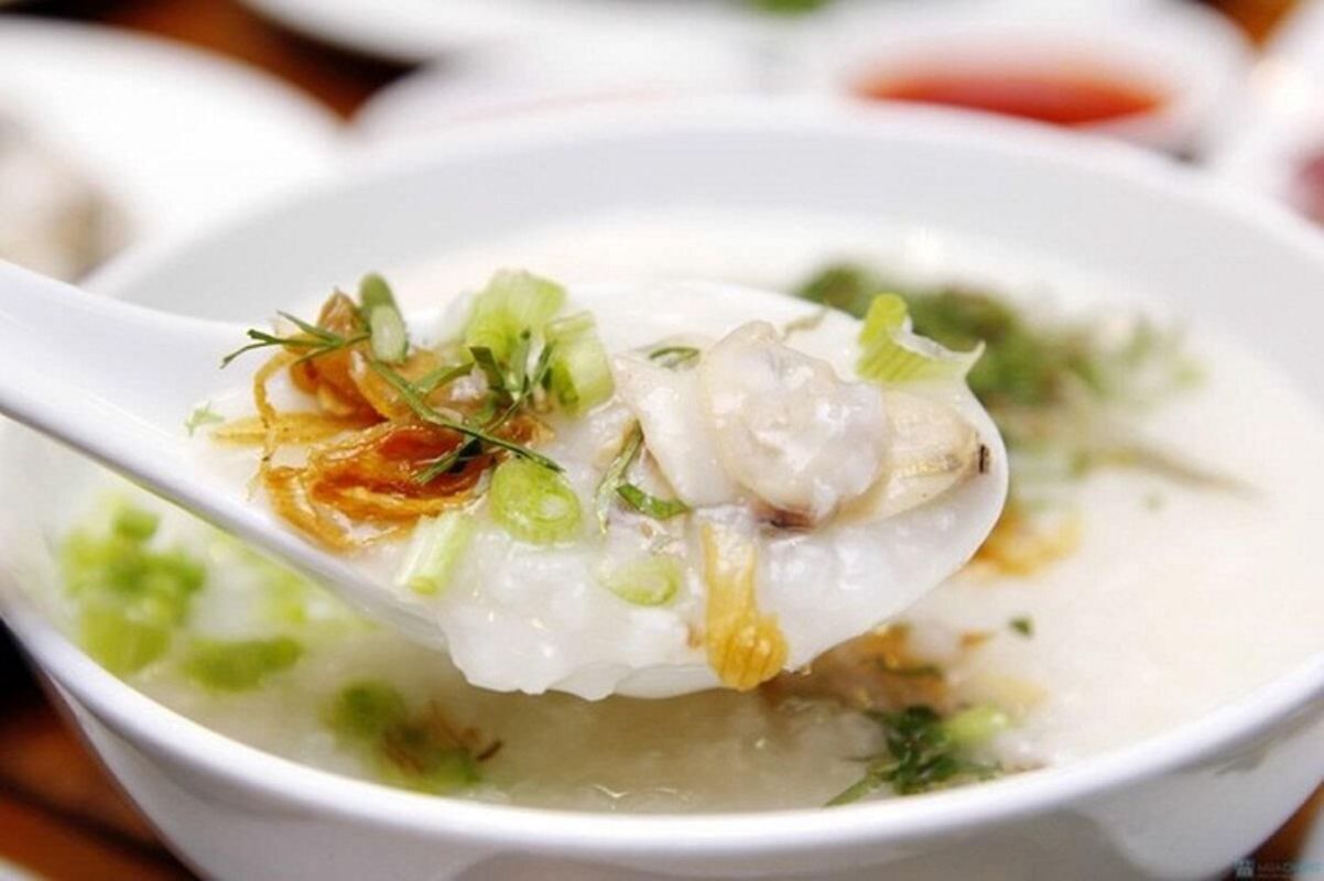 Porridge combined with oysters "Cháo Hàu"