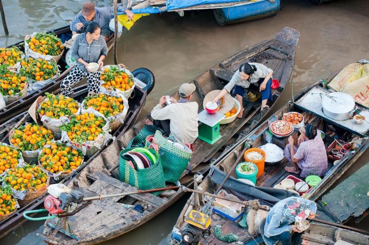 When is the most beautiful time at Cai Rang Floating Market?