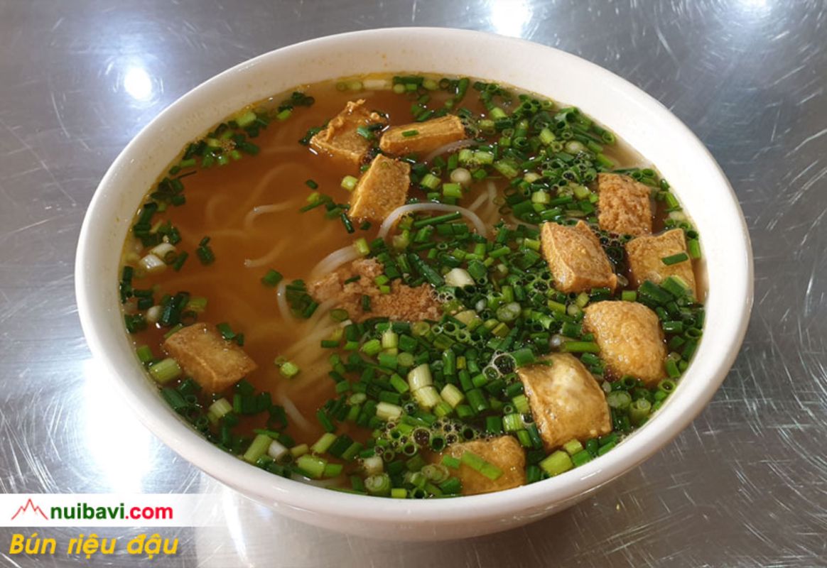 Experience Hanoi Tours with sustainable dining
