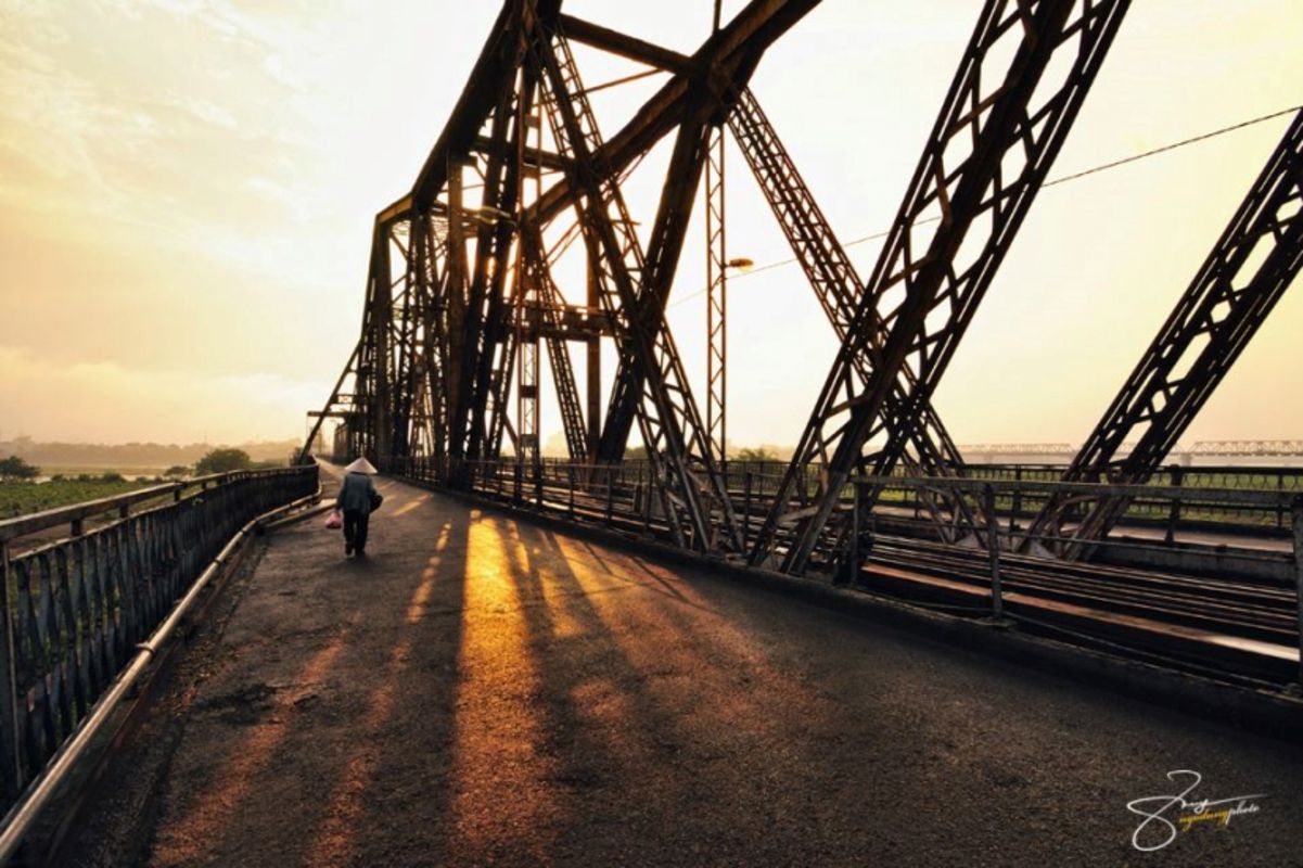 Admire Long Bien Bridge’s cantilever design on a Hanoi tour