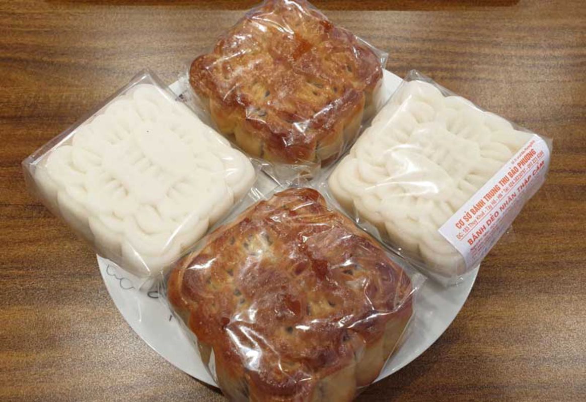 Taste traditional mooncakes in Hanoi’s markets