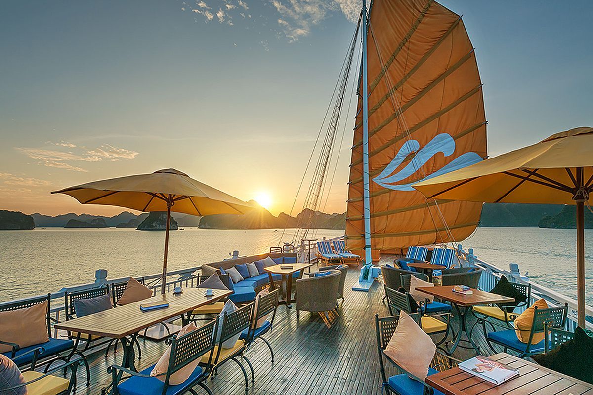 Capture the vibrant beauty of Halong Bay’s UNESCO gem