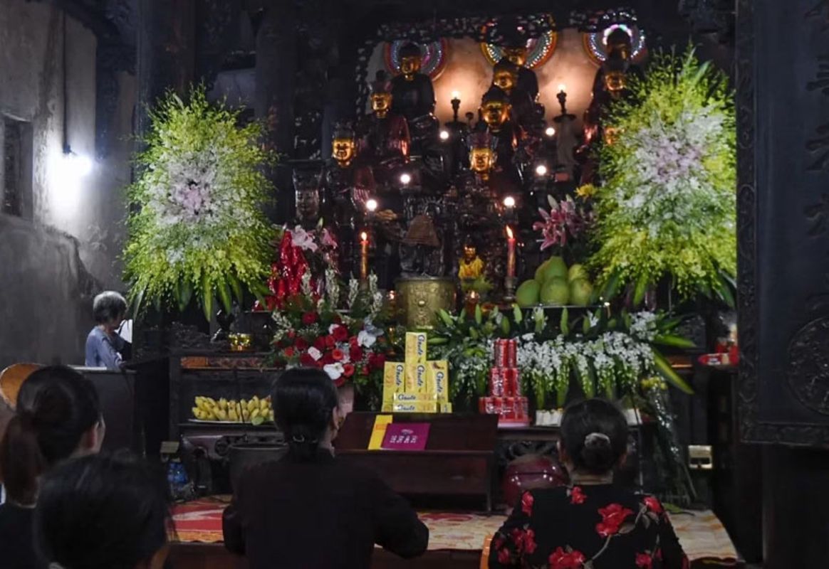 Photograph the serene rituals of Vu Lan Festival