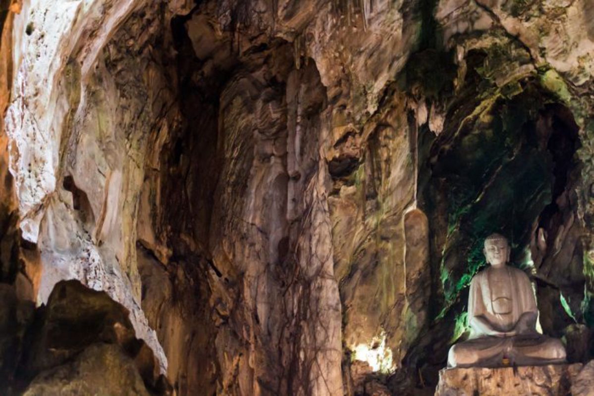 Temples in caves, that has become a symbol of Marble mountains