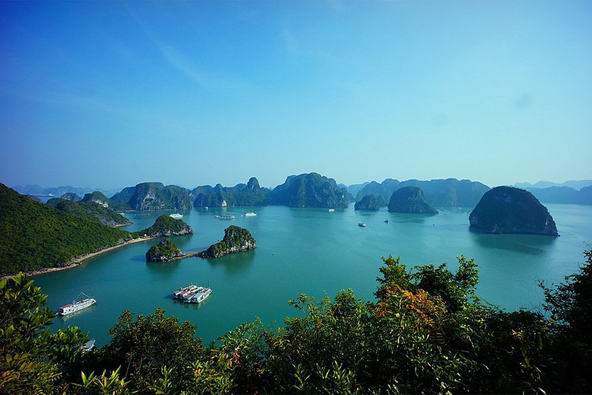 Dive into the holiday charm of Halong Bay Travel
