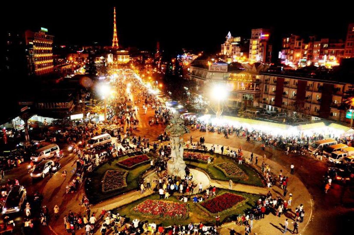 Capture the lively essence of Da Lat’s nightlife gem