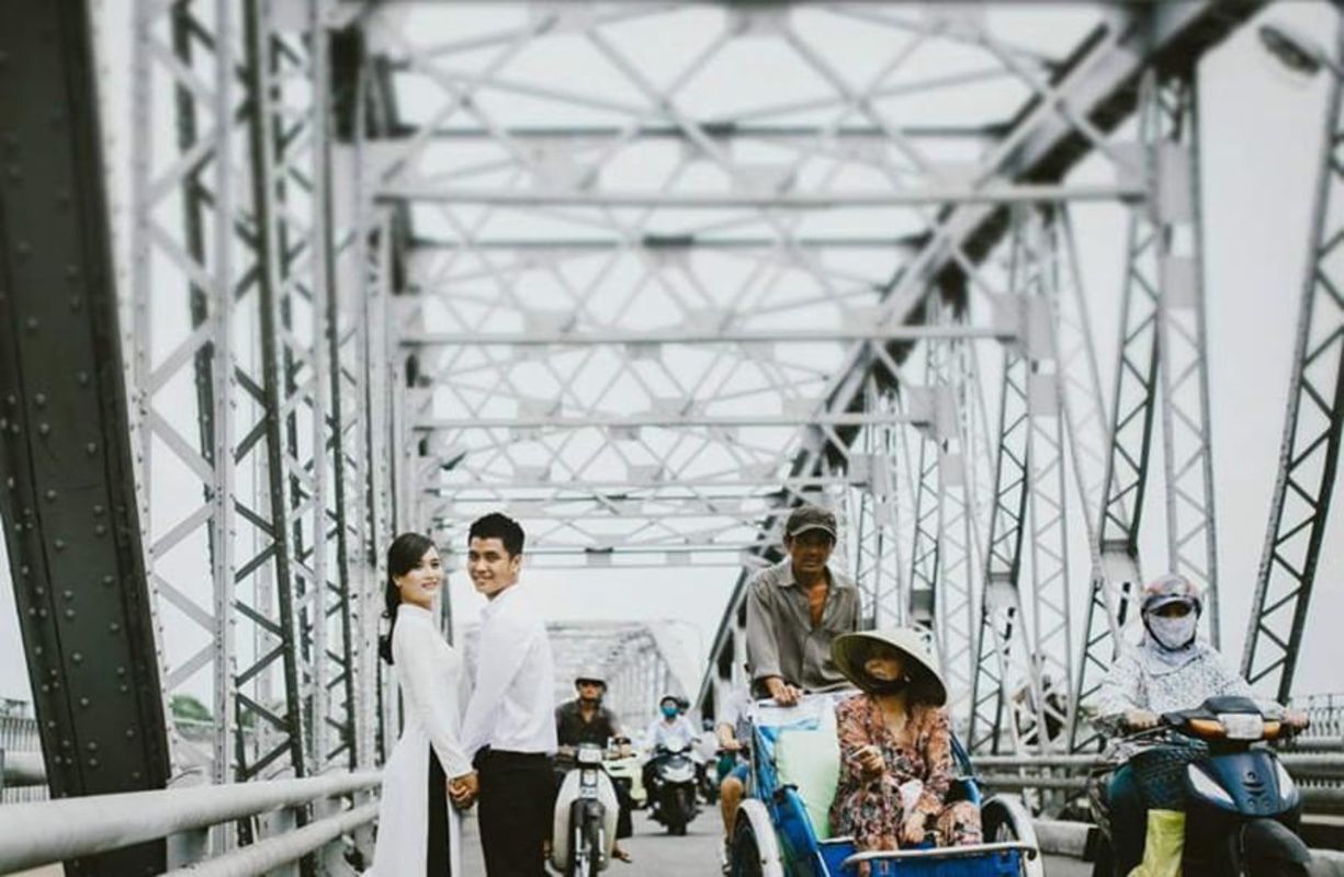 How was Truong Tien Bridge built?