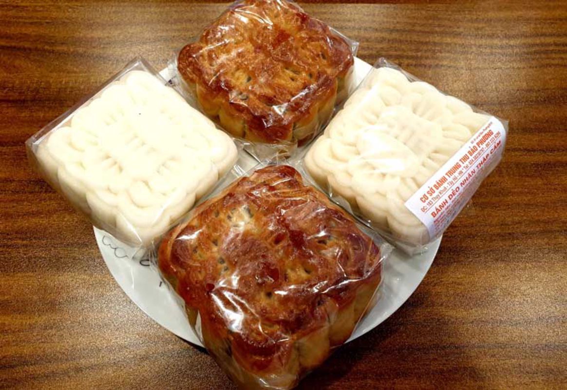 Taste traditional mooncakes in Hanoi’s bustling markets