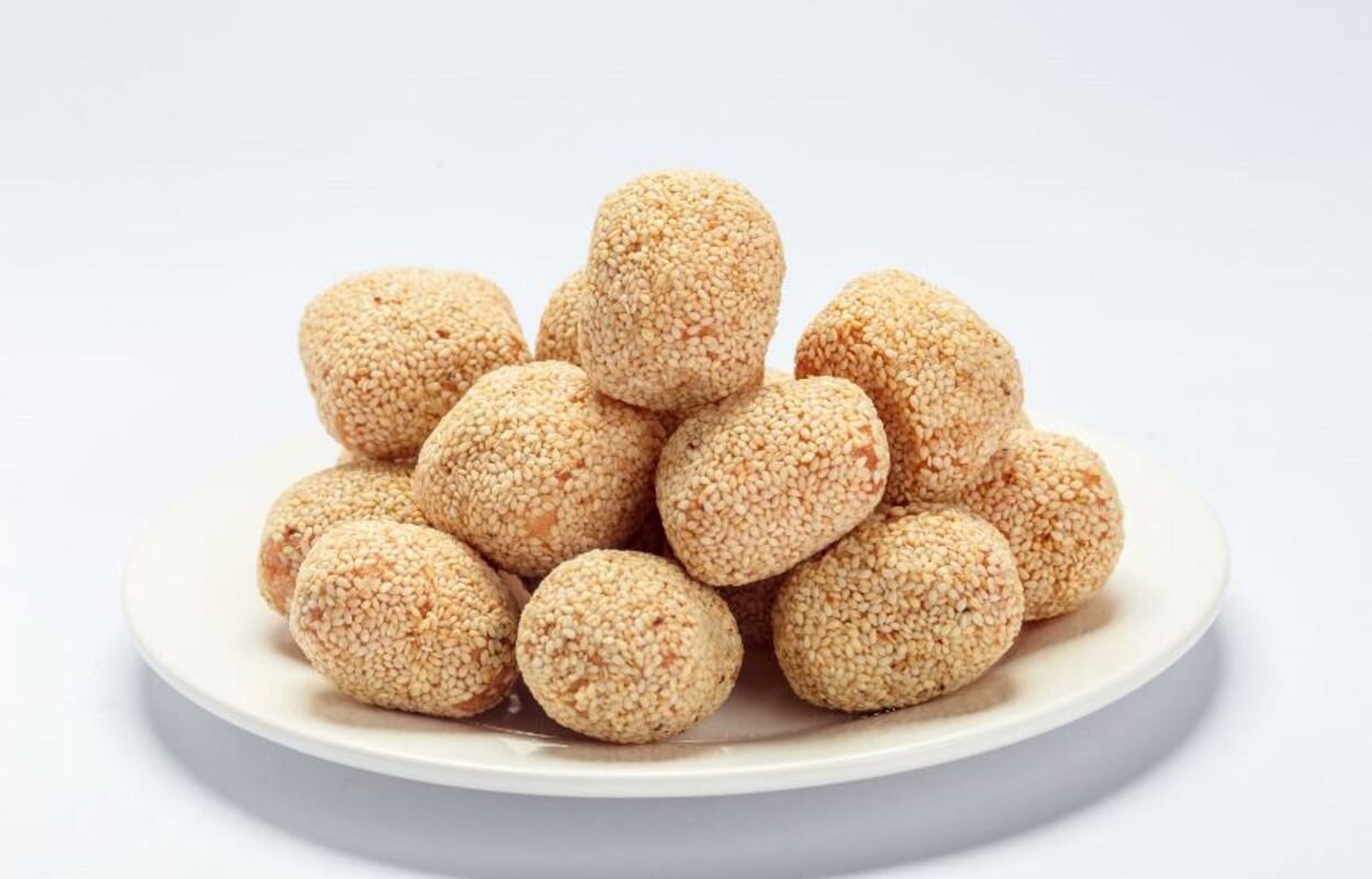 Photograph the cultural essence of Mè Láo sesame pies’ heritage