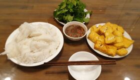 Master bún đậu mắm tôm in a hands-on cooking class
