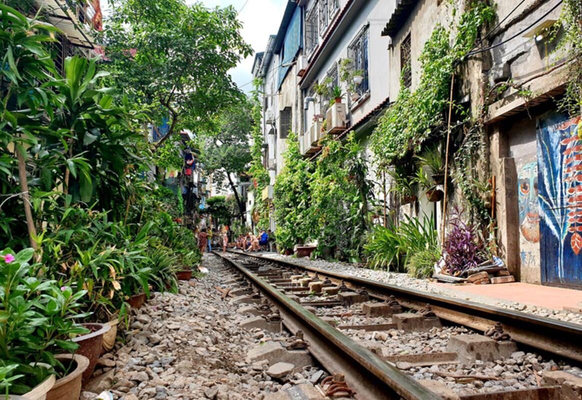 Photograph the scenic allure of Train Street’s surroundings