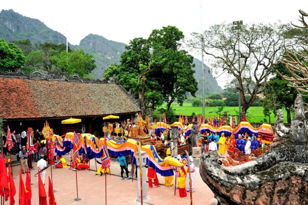 Learn Ninh Binh’s cultural heritage with expert insights