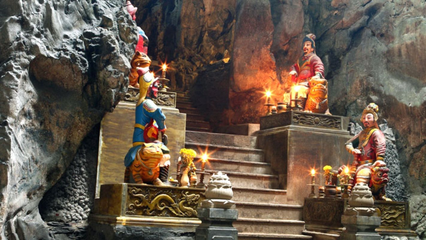 How to explore Caves inside Marble Mountain?
