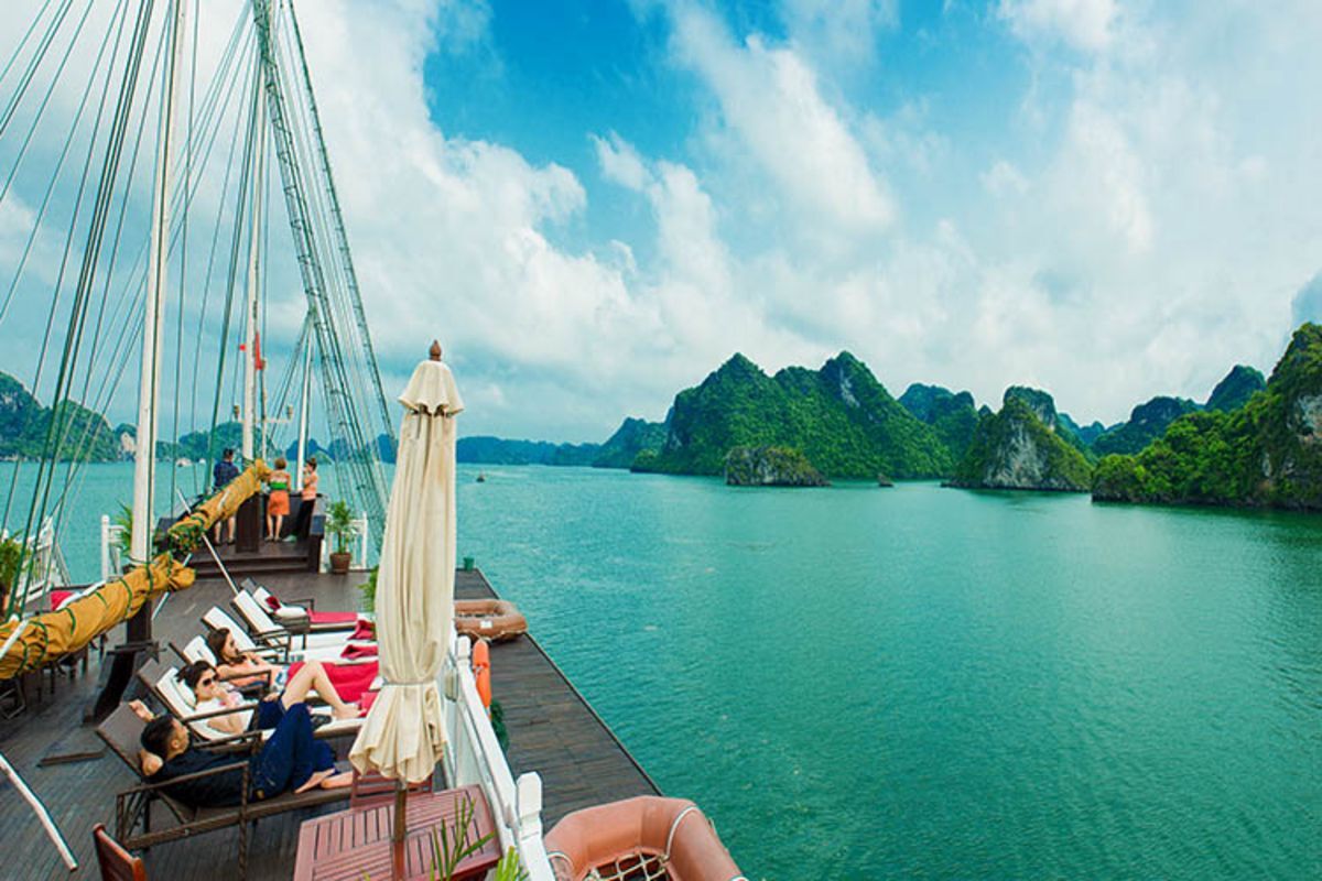 Capture the serene beauty of Halong Bay’s UNESCO gem