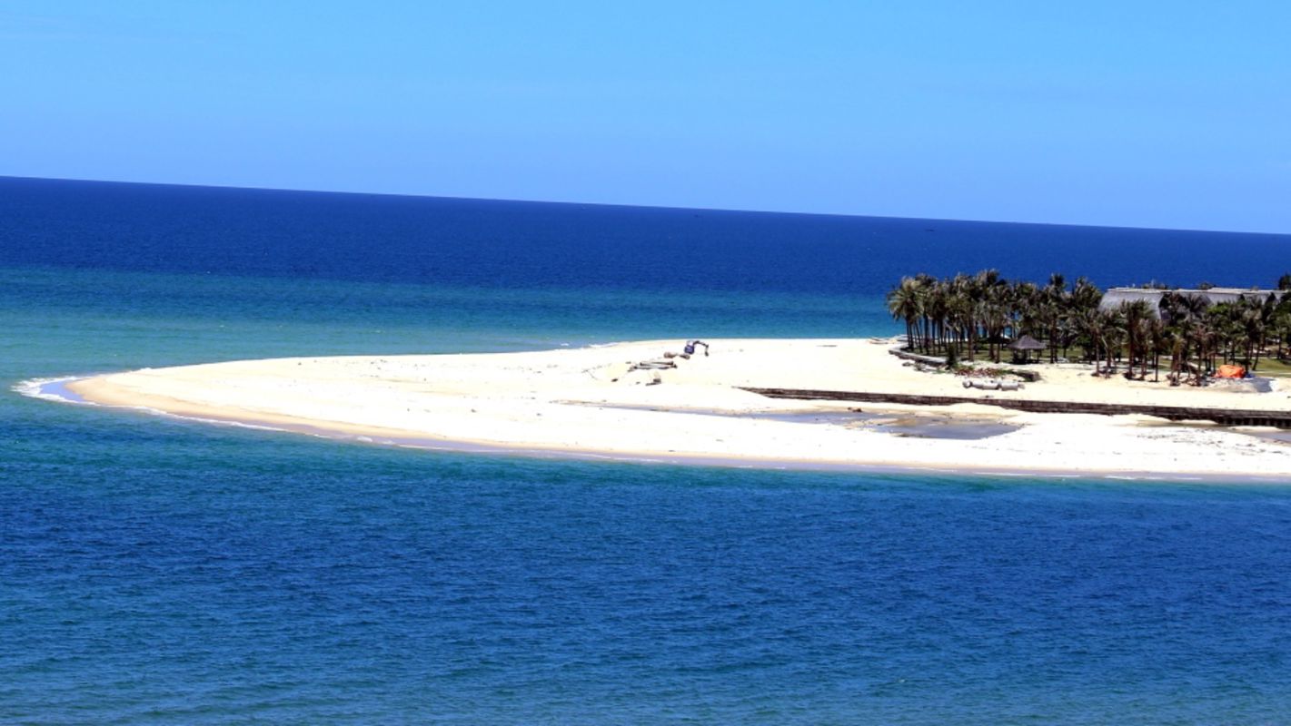 Learn Quang Binh’s coastal legacy with expert insights