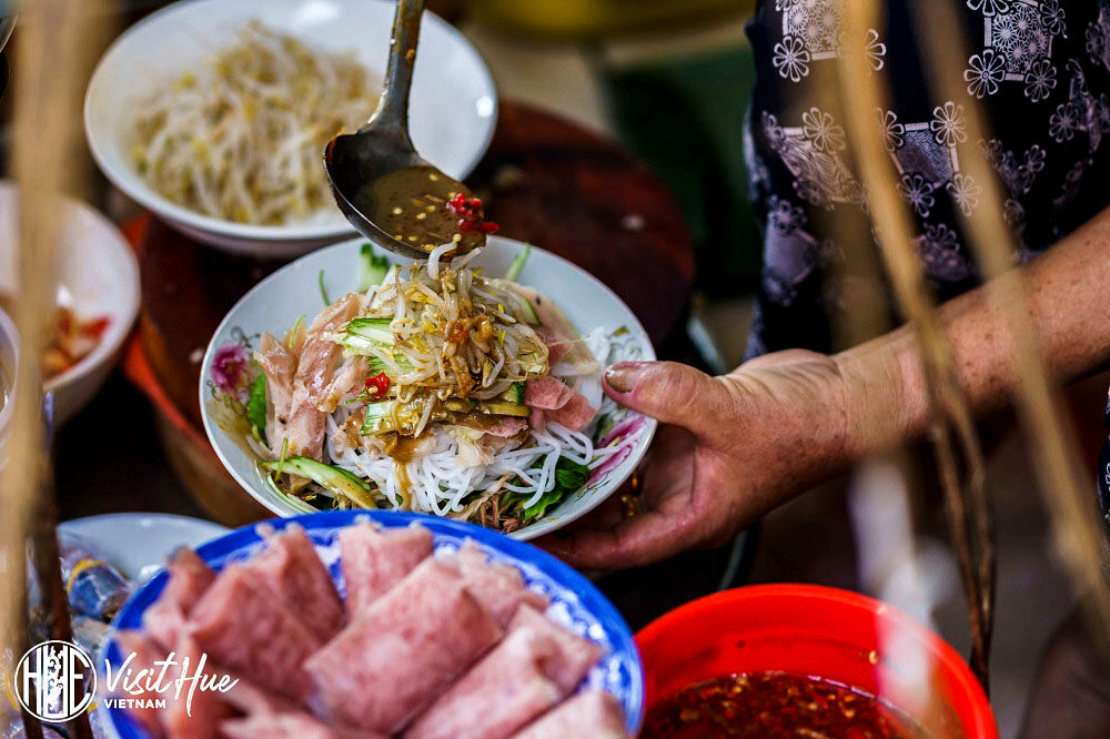 Discover Vietnamese eating etiquette with expert insights