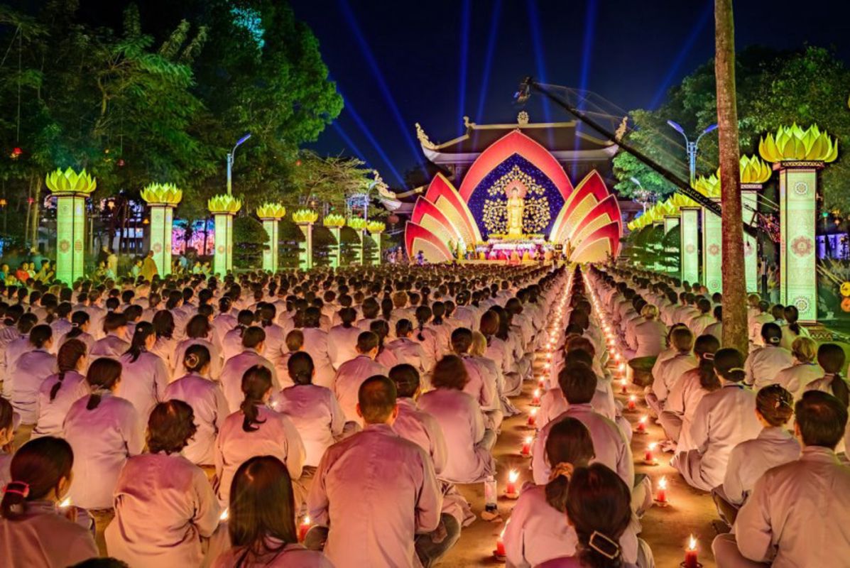 What teenagers do at Hoang Phap Pagoda for one week retreat?