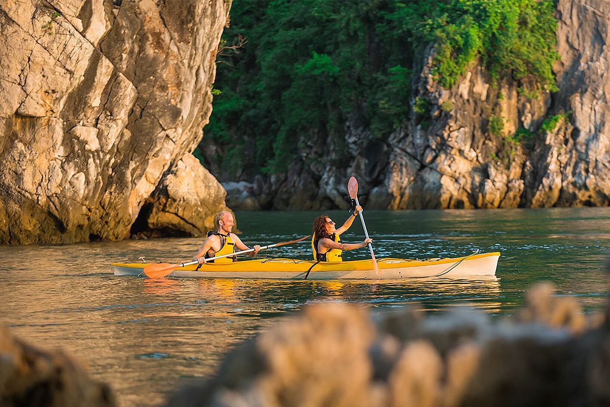 Capture the vibrant beauty of Halong Bay’s UNESCO gem