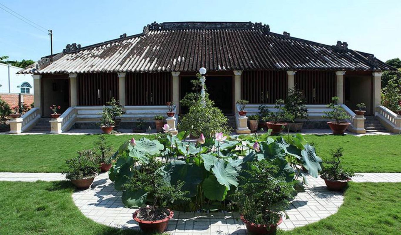 Visiting Cai Cuong Ancient House