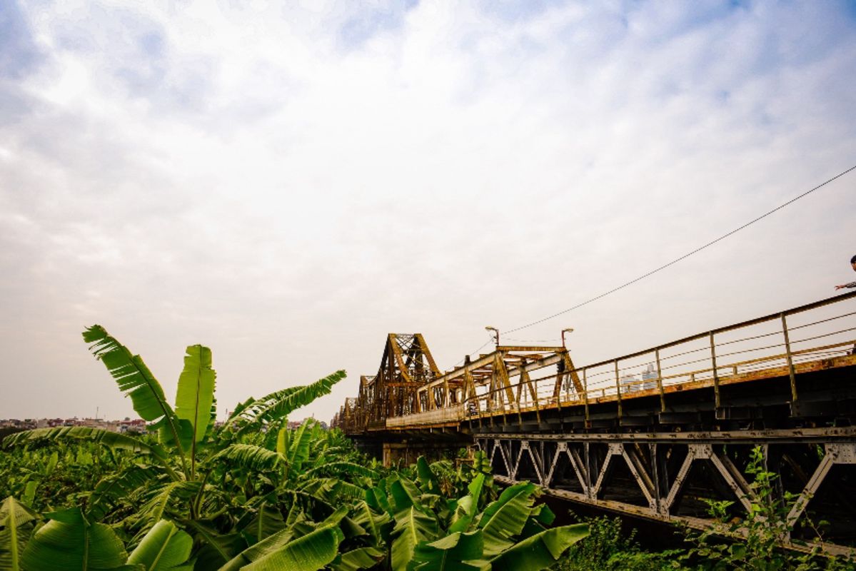 Capture the engineering marvel of Long Bien Bridge