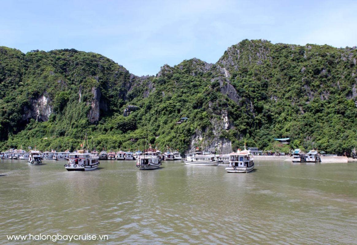 Start your Ngón Tay Islet Travel with tranquil vistas