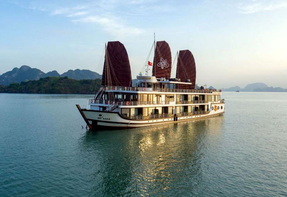 Azalea Cruise - Begin your Quang Ninh Tours with a scenic adventure
