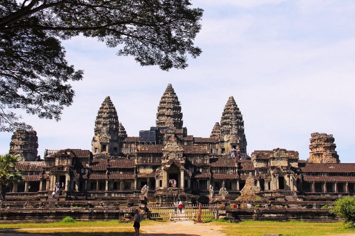 Capture the majestic beauty of Angkor’s historical landmarks