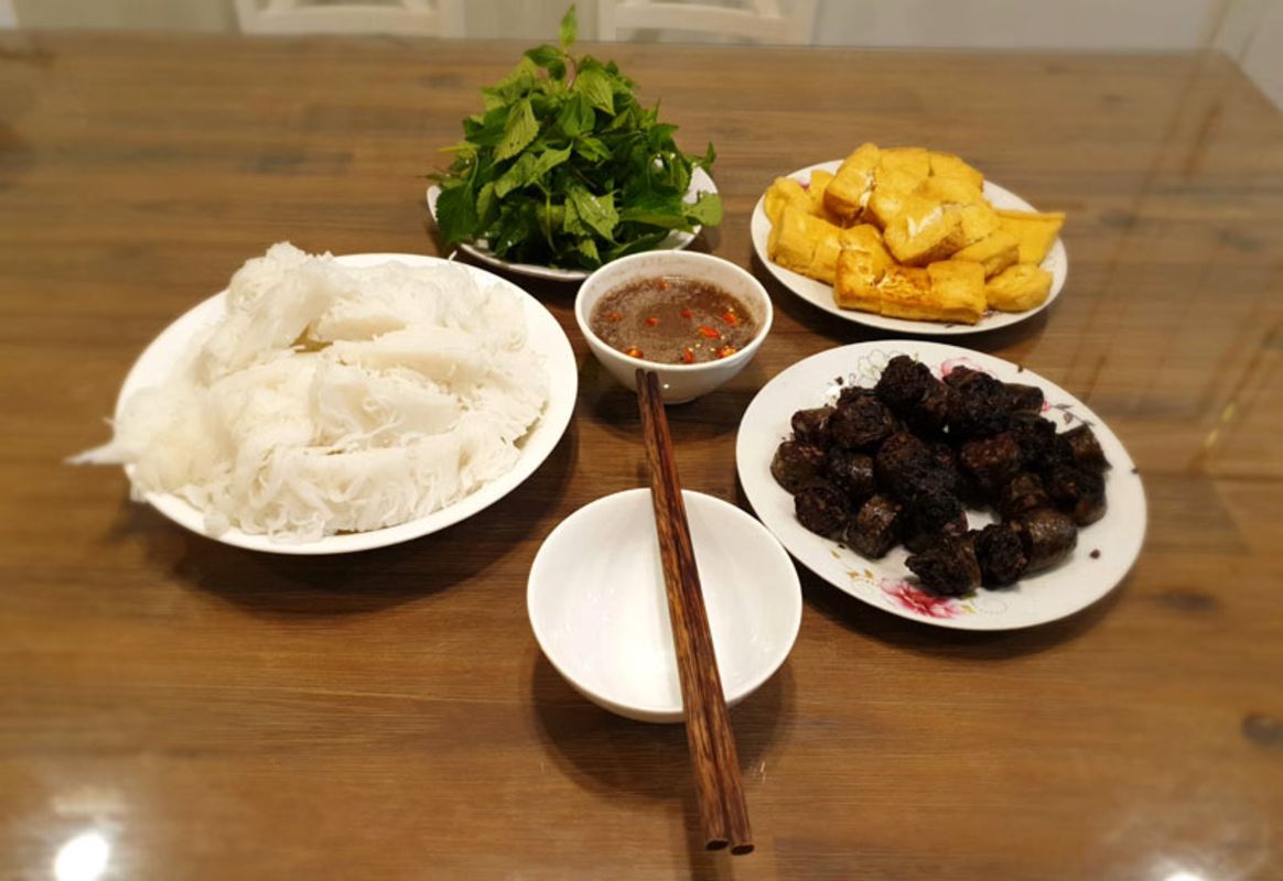 Experience Hanoi Tours with sustainable dining
