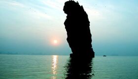 Capture the magical beauty of Bai Tu Long’s geological gem