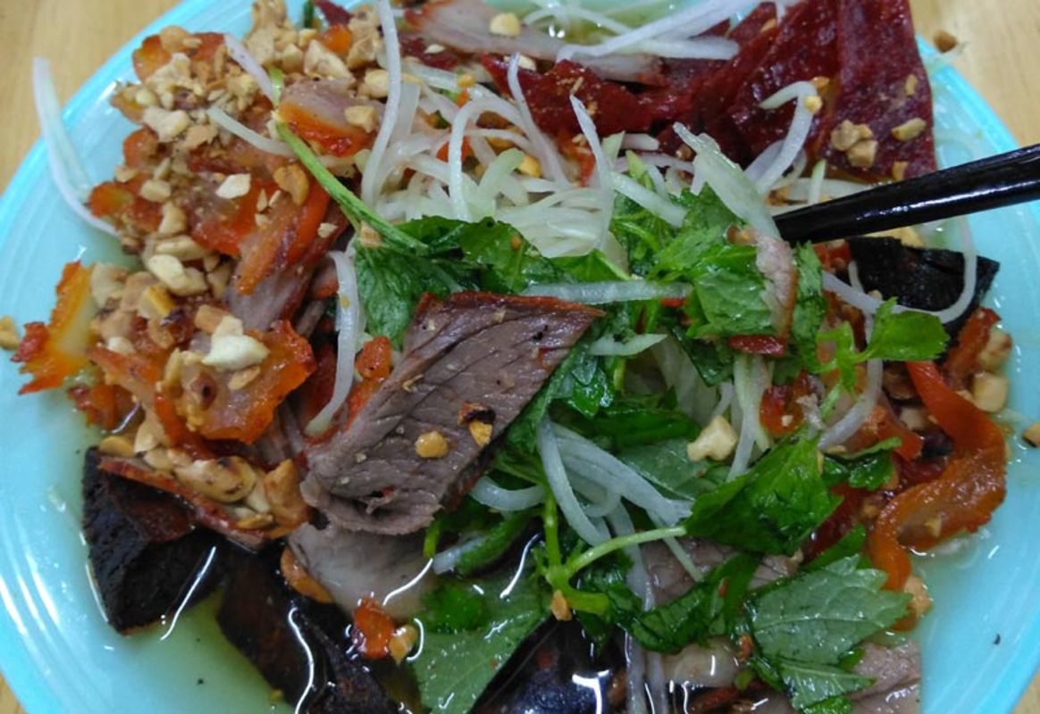 Experience Hanoi Tours with sustainable dining