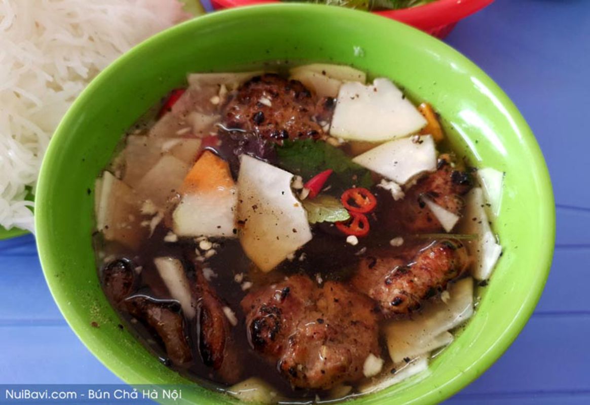 Photograph the savory allure of Hanoi’s street food scene